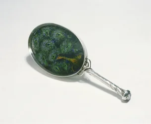 Handspegel designad av Ashbee med påfågeldesign emaljerad av William Mark, gjord av Guild of Handicraft, 1903 (silver)