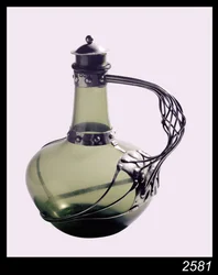 Silvermonterad grön glaskaraff med tillverkarmärke för Hantverksgillet, 1901 (glas och silver)