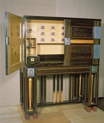 Skrivskåp, 1902 (trä med järnbeslag)