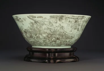 En stor inskuren porslinsskål som föreställer en kontinuerlig scen av damer på palatsområdet, 1796-1820
