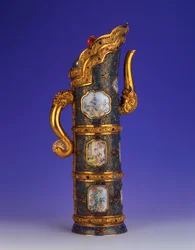 En magnifik kejserlig guld-, cloisonne- och Peking-emalj, Duomuhu, graverad Qianlong fyrteckenmärke och från perioden, Palace Workshops, 1736-1795