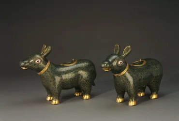Ett par cloisonne-emaljtapirer bildar kärl