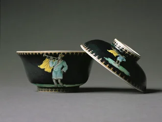 En sockerskål och lock, Qianlong Period (1736-95) c.1740 (porslin) (se även 314530)