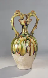 Amfora med handtag i form av drakhuvuden med trefärgad glasyr, Tang Dynasty, 618-907 (keramik)