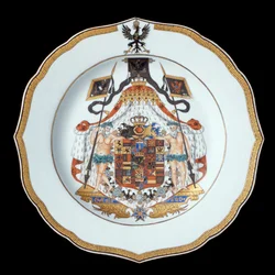 An Armorial Dinner Plate, Qianlong Period (1736-95) c.1755 (porslin)