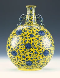 En underglasyr blå och gul emaljerad månflaska med pion- och lotusmönster, ca 1723-1735