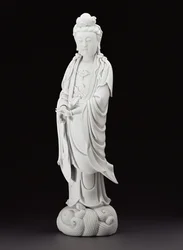 Blanc de Chine figur av Guanyin, ca 1800 (porslin)