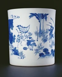 Blå och vit penselkruka målad med en dam och pojkar som leker på hobbyhästar, Chongzheng, 1630-44 (porslin) (se 205936)