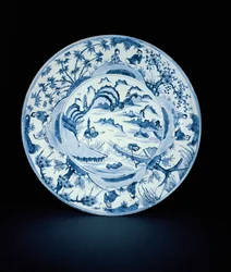 Blått och vitt fat målat med fiskare i en flodscen, Tianqi eller Chongzheng, 1620-30 (porslin)