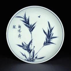 Blått och vitt kosometsuke fat målat med bambu och kalligrafi, Tianqi-märke och period, 1621-27 (porslin)