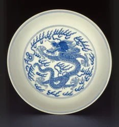 Blått och vitt porslinsfat målat med en drake, Qianlong märke och period, 1736-1795 (porslin)