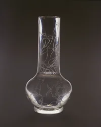 Flaska graverad med bambu, lingzhi svampväxter och stenar, Qianlong märke och period, 1736-95 (glas)