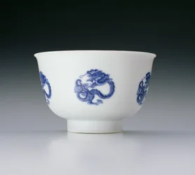 Skål, dekorerad med dragonrundlar, Kangxi-märke och perioden 1662-1722 (porslin med blå underglasyr) (se även 142285)