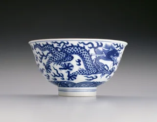 Skål med drakar och vågor, Xianfeng-märke och period 1851-61 (porslin med blå underglasyr) (se även 142299)