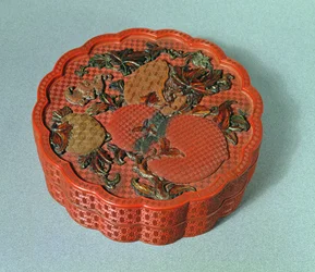 Ask med ockra, grön och brun dekor, 1700-tal (cinnoberlack)