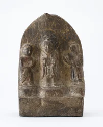 Buddhistisk tavla föreställande tre stående figurer, Period av uppdelning, 536 AD