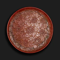 Utskuret fat med märket Xuande (1426-36) i basen, kinesiskt (röd lack på trä)
