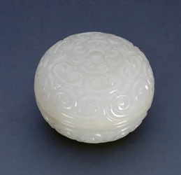 Circular Seal-Paste Box av Guri-lackstil med lingzhi-rullar, Ming-dynastin (vit sten) (se även 241120)