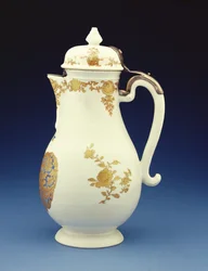 Kaffekanna av Meissen form dekorerad övervägande i förgylld med armarna av Gustav Gabriel Loodh, Qianlong period (1736-95) (porslin) (sidovy av 210133)