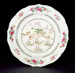 Middagstallrik målad i famille roséemaljer som visar Taffelberget och fyra fartyg som seglar med holländsk flagg utanför Godahoppsudden, Qianlong-perioden (1736-95) c.1770 (porslin)