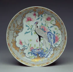 Fat målat med en långstjärtad fågel, klippor och blommor, Yongzheng-perioden, 1725-35