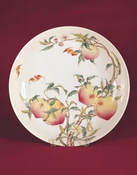 Famille ros tallrik dekorerad med ett mönster av aprikoser, Qing Dynasty (porslin)