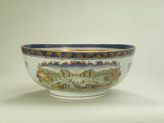 Famille rosenstansskål med oval bladpanel som föreställer Foundling Hospital på 1750-talet, Qianlong Period (1736-95) c.1790 (keramik) (se även 294699)