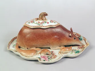 Famille rossåsterrin och lock modellerad som en ekorre, Chien Lung period (1736-95) (keramik)