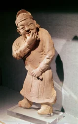 Statyett av en skådespelare som visslar, från Jiaozuo, Henan, Yuan-dynastin (1271-1368) (terrakotta)