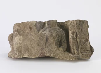 Fragment, som visar överkropp av sittande Buddha, en stående Bodhisattva och två kartuscher på framsidan, ca 500