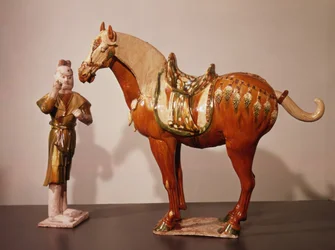 Häst och brudgum, Tangdynastin (618-907) (färgad, glaserad, terrakotta)