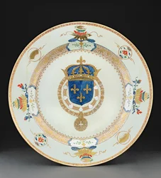 Stor vapenladdare med vapen av kungen av Frankrike, ca 1730 (porslin)