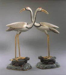 Ett par Crane rökelsebrännare, från Qianlong-perioden (1736-95) (cloisonne-emalj)