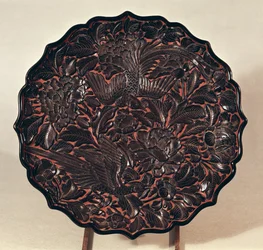 Tallrik med blommotiv och två fåglar, Yuan-dynastin (1271-1368) (lackerat trä)