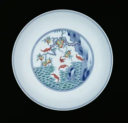 Porslinsfat målat i underglasyrblått och ducai-emaljer, 1723-1735 (porslin)