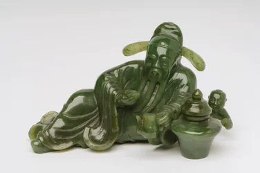Liggande kinesisk forskarfigur (jade)
