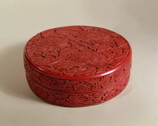 Röd lacklåda dekorerad med pioner, 1426-27 (trä)