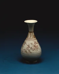 Röd underglasyrflaska av Yuhachan, Yuan-dynastin, 1300-talet