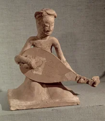 Sittande musiker som spelar en lut, från general Chang Shengs grav, Anyang, Honan, Sui-dynastin, 595 AD (stengods)