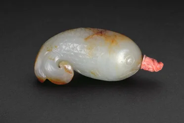 Snusflaska i form av en fisk med böjd treklöverformad stjärt (celadon och korall)