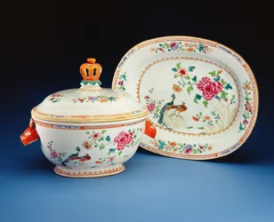 Soppskål, lock och fat målade med dubbelpåfågelmönstret, Qianlongperioden (1736-95)