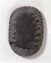 Bläcksten huggen med vågmönster, troligen Mingdynastin (grå tuan sten) (undersida) (se 142695)