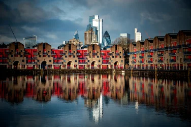 Dramatiska speglingar av Londons silhuett