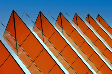 Orange geometrisk fasad