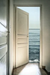 Öppen dörr mot havet