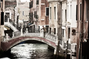 Bro över en kanal i Venedig