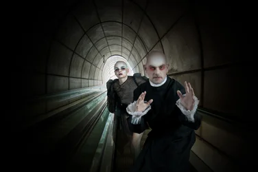 Obehagliga figurer i tunneln