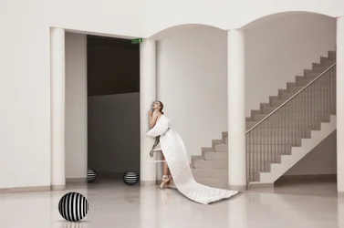 Elegant ballerina i vit klänning