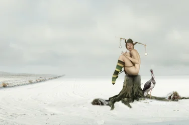 Naken narr i vinterlandskap
