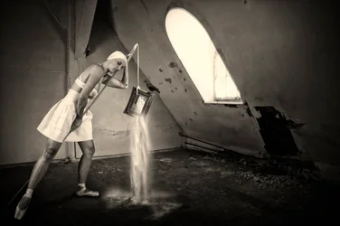 Den surrealistiska ballerinan på vinden